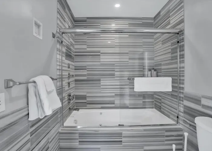 Cozysuites Spacious 2br, Ppg Paints Arena, Pitts *